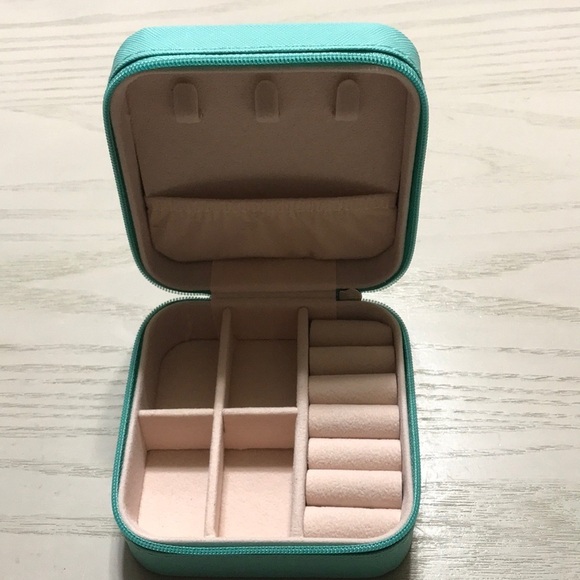 Accessories - Free Gift With Purchase—Travel Size Jewelry Box